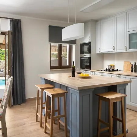 Vesna With Sauna, Hot Tub * Potpićan