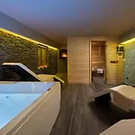וילה Vesna With Sauna, Hot Tub Potpićan