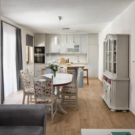וילה Vesna With Sauna, Hot Tub *