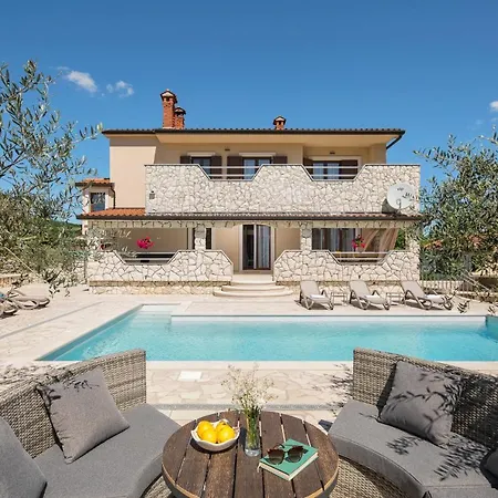 Vesna With Sauna, Hot Tub Potpićan